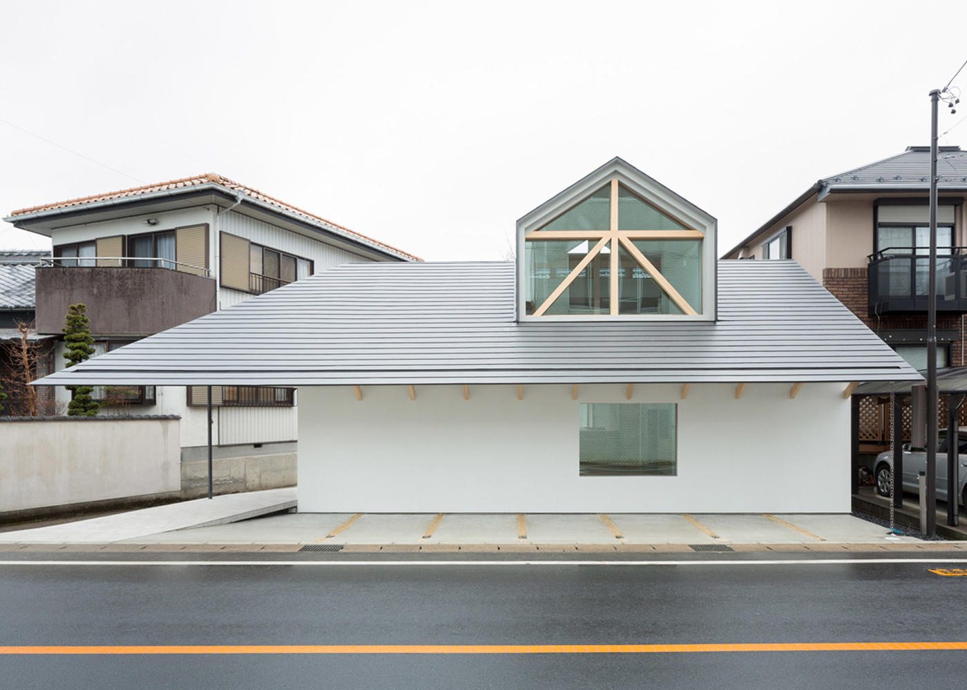 画廊 东西合璧的老虎窗住宅 / Hiroki Tominaga-Atelier - 11