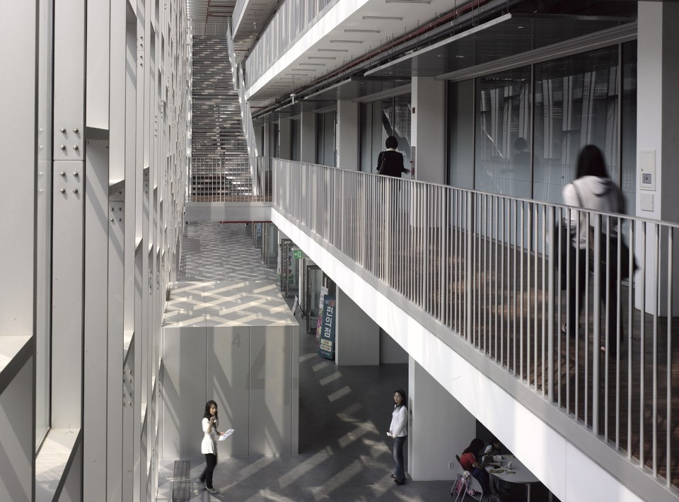 “校园峡谷”－首尔梨花女子大学教学楼设计